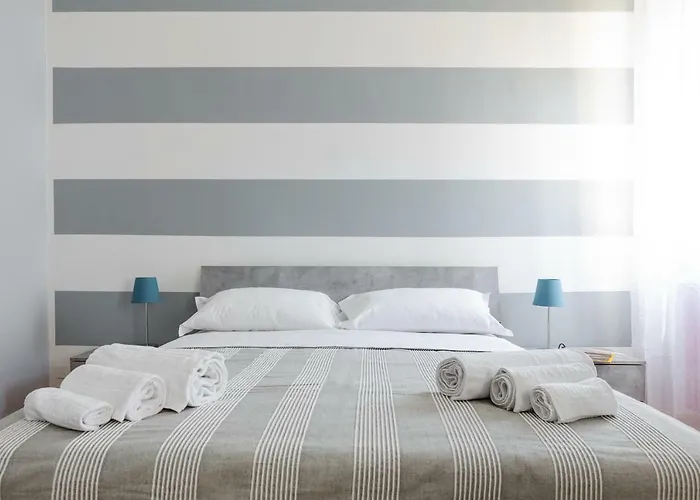 Sant\'Orsola Colorful Huge Apartment